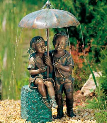 Bronzefigur Regenschirm-Kapriolen m. Sockel